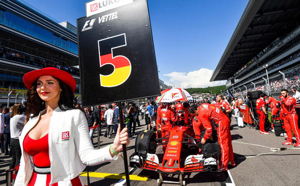 Plein de jeunes kartmen sur les grilles de départ F1 2018