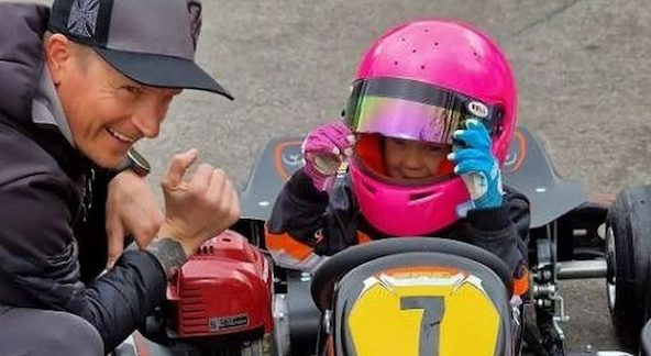 Après Robin, Kimi Raikkonen installe sa fille Rianna dans un kart !